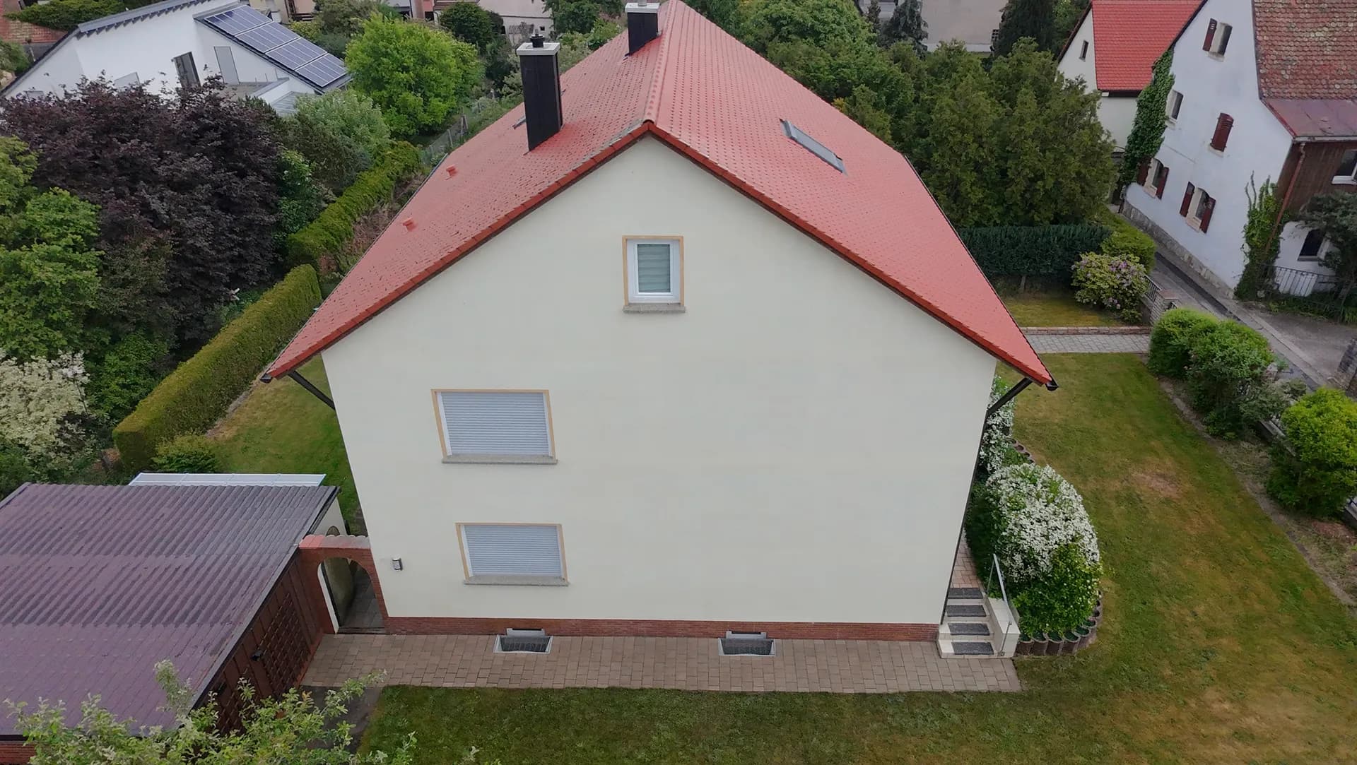 Dach- und Dachrinnenreinigung an einem Wohnhaus