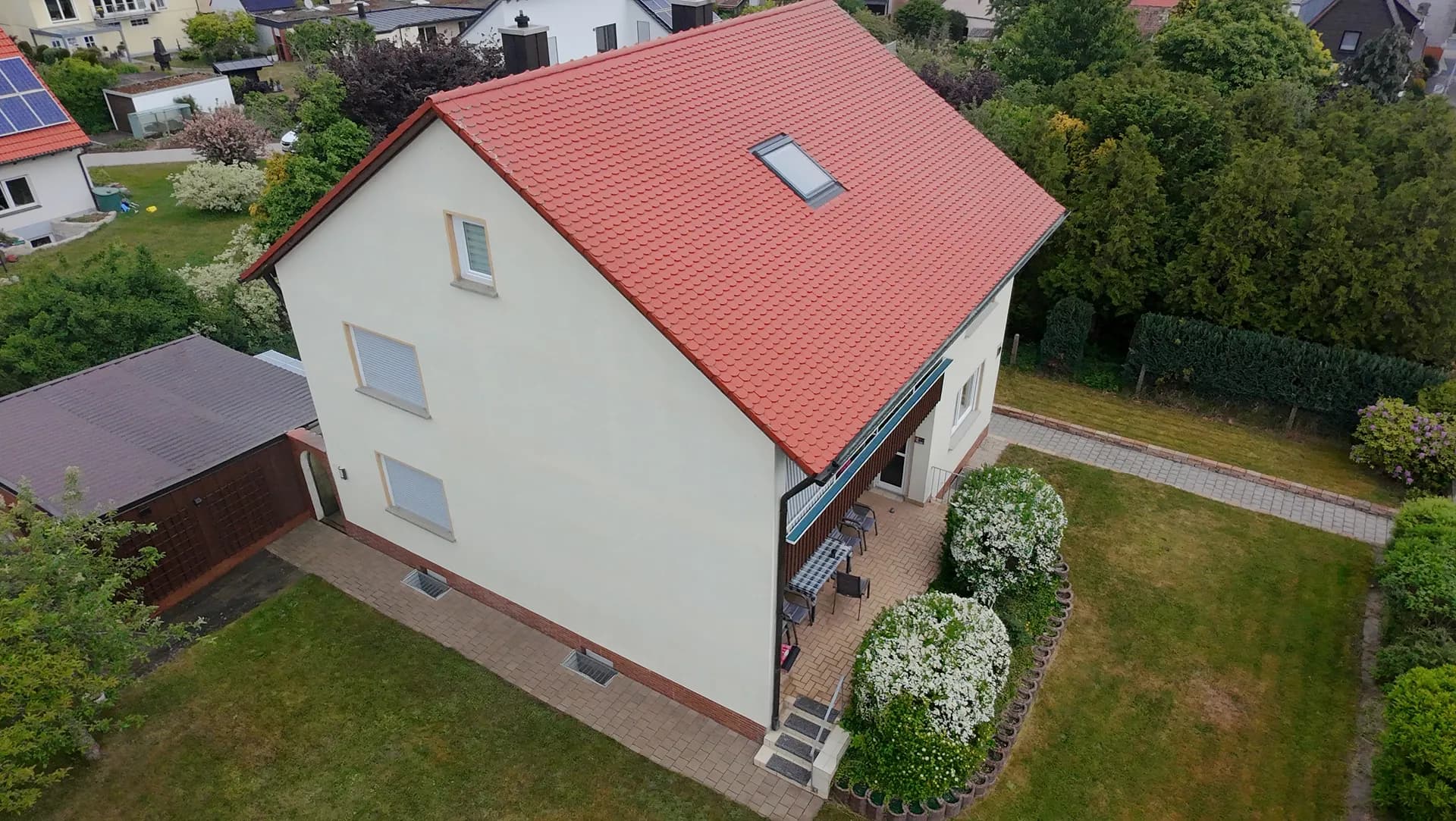 Gereinigtes Einfamilienhaus mit rotem Ziegeldach aus der Luft