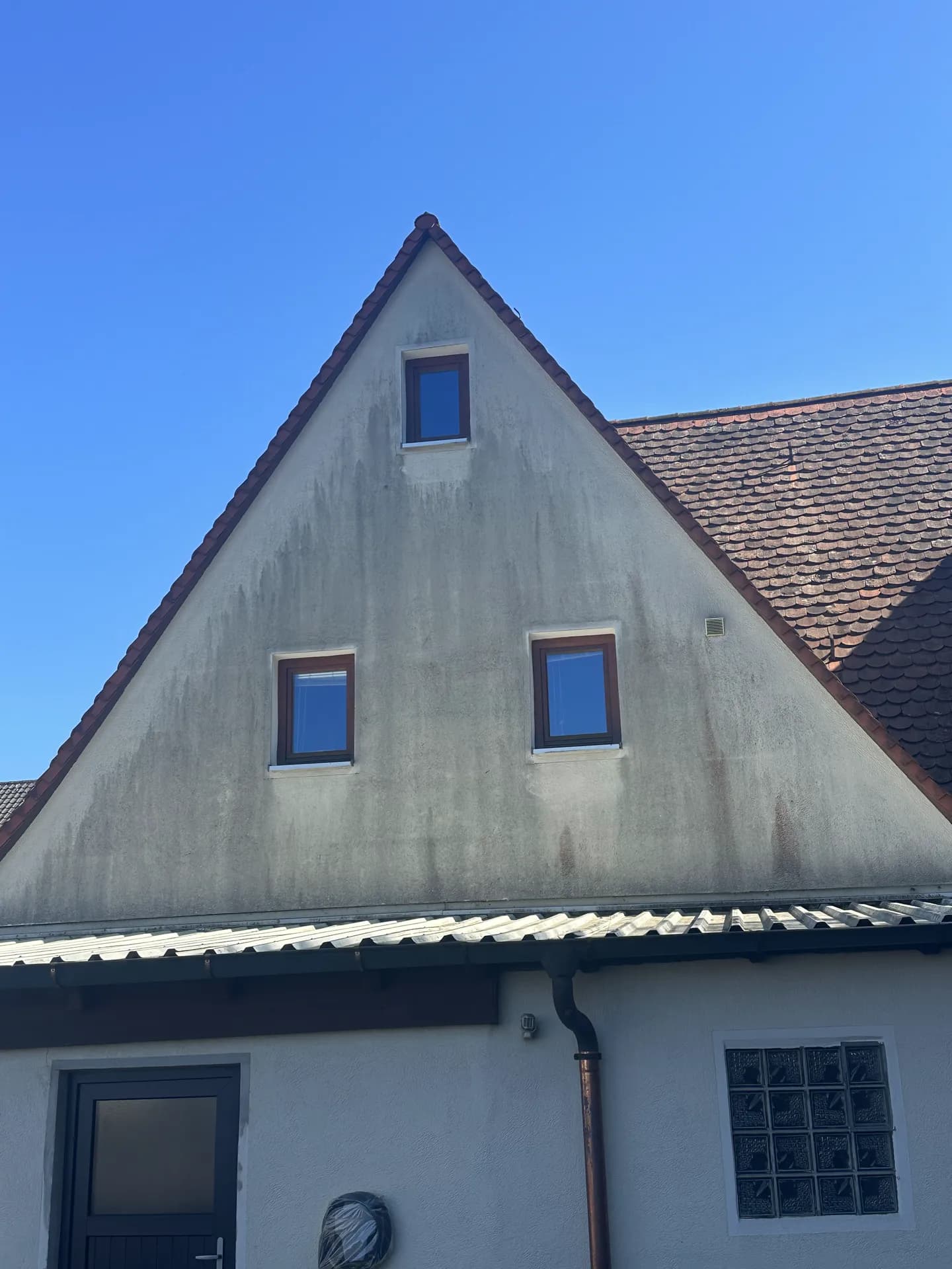 Verschmutzter Spitzgiebel vor der Reinigung