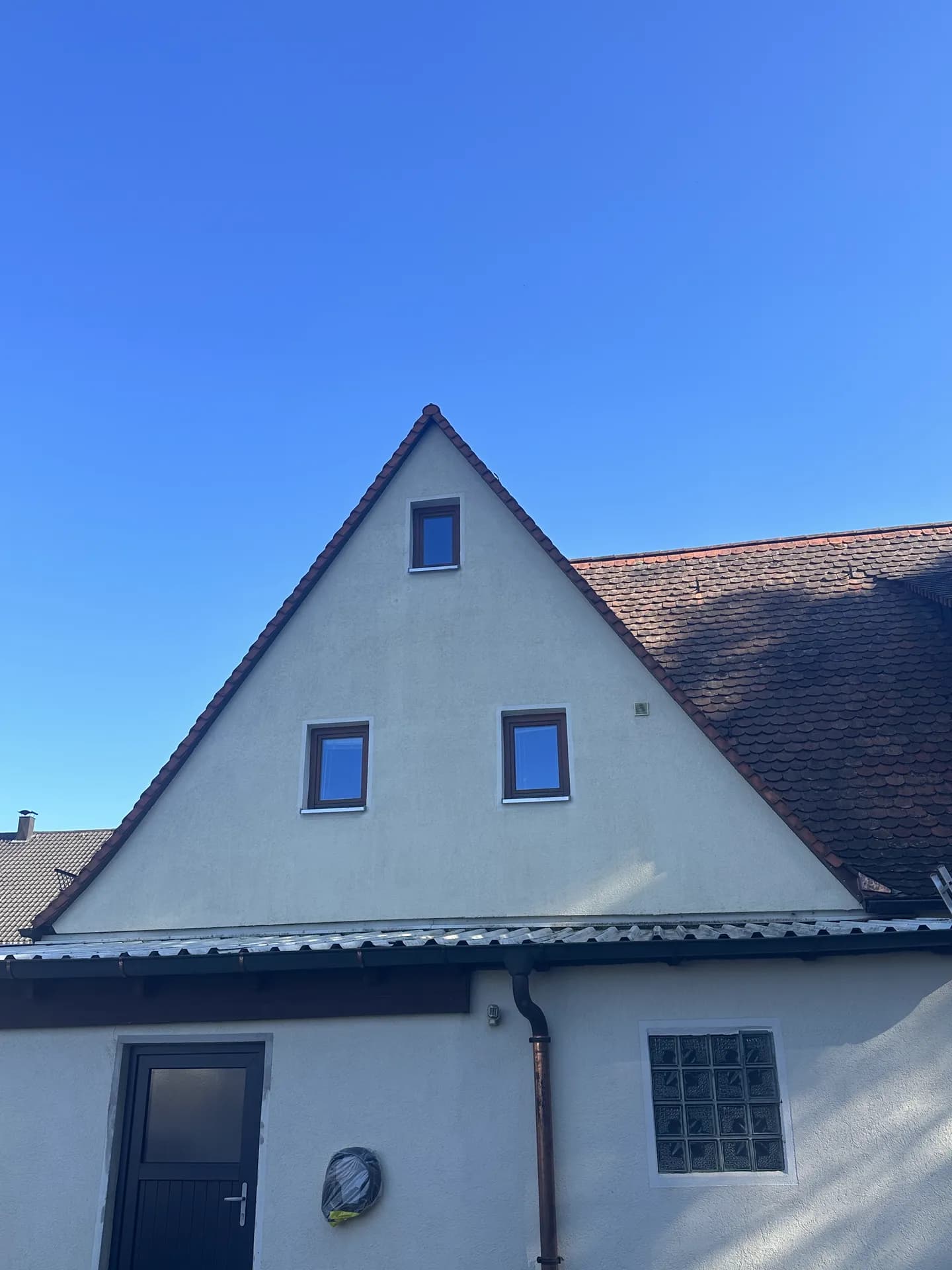 Derselbe Spitzgiebel nach der Reinigung