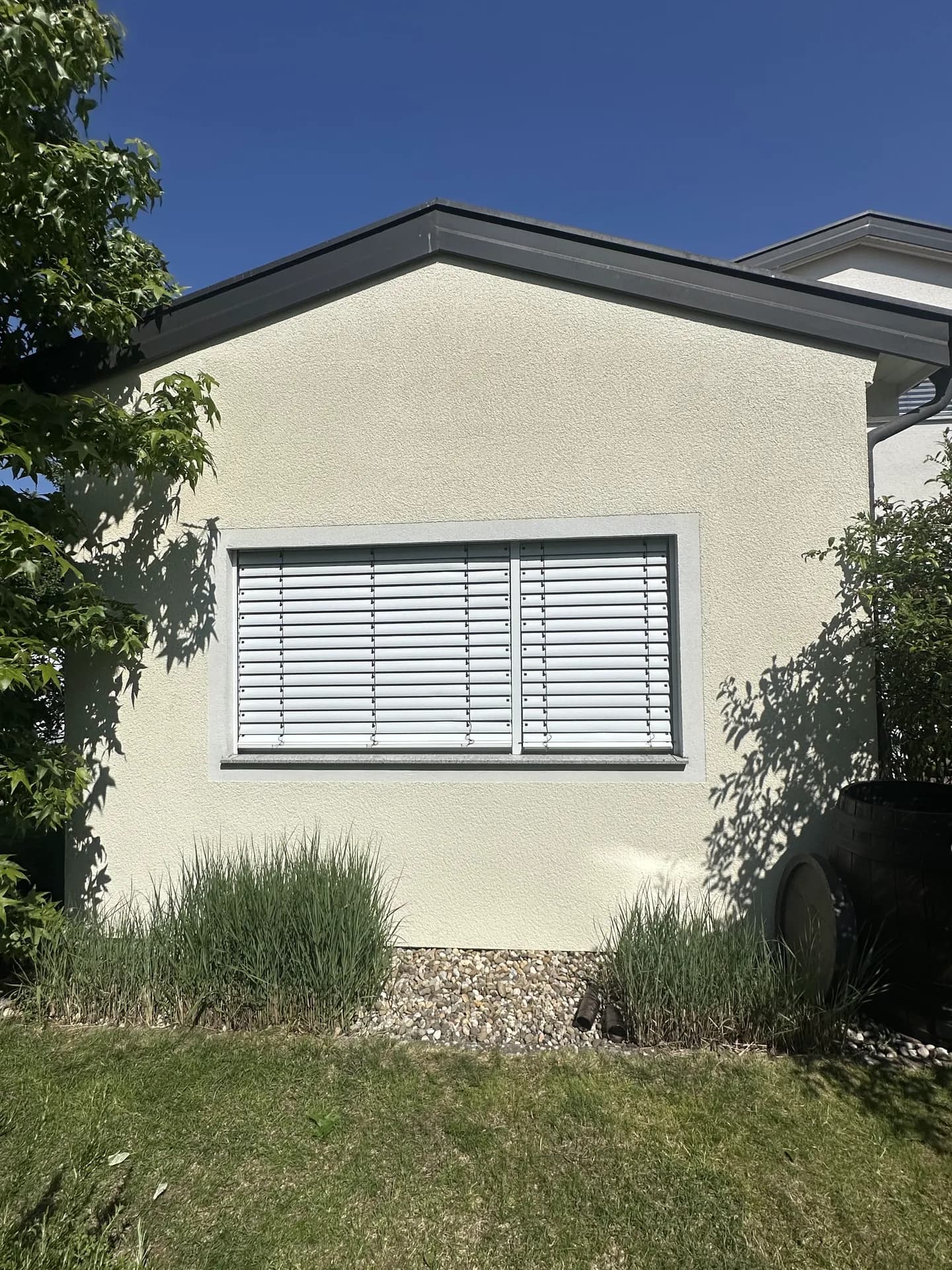 Sauberer cremefarbener Hausgiebel
