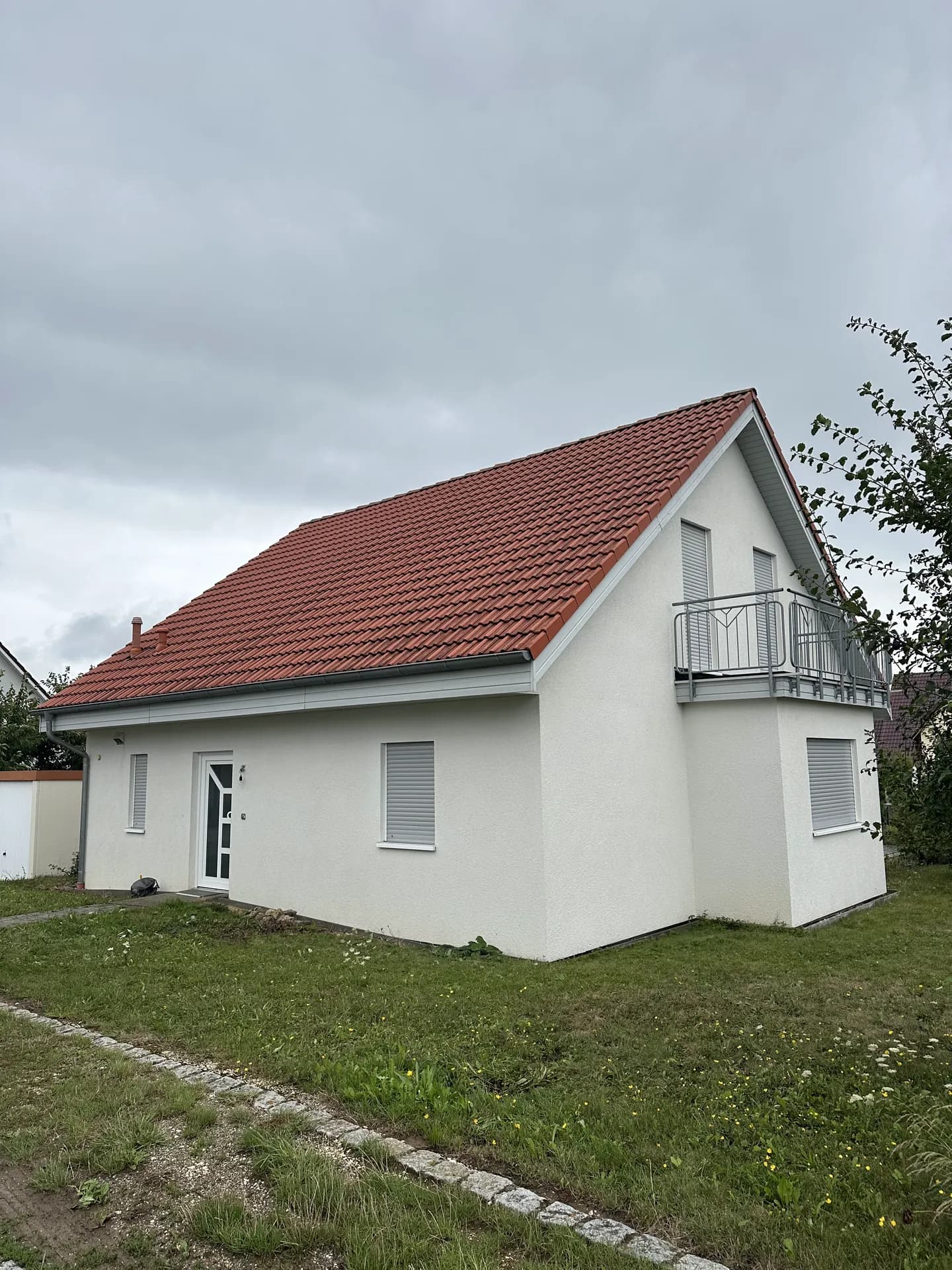 Komplett gereinigtes Einfamilienhaus mit rotem Ziegeldach