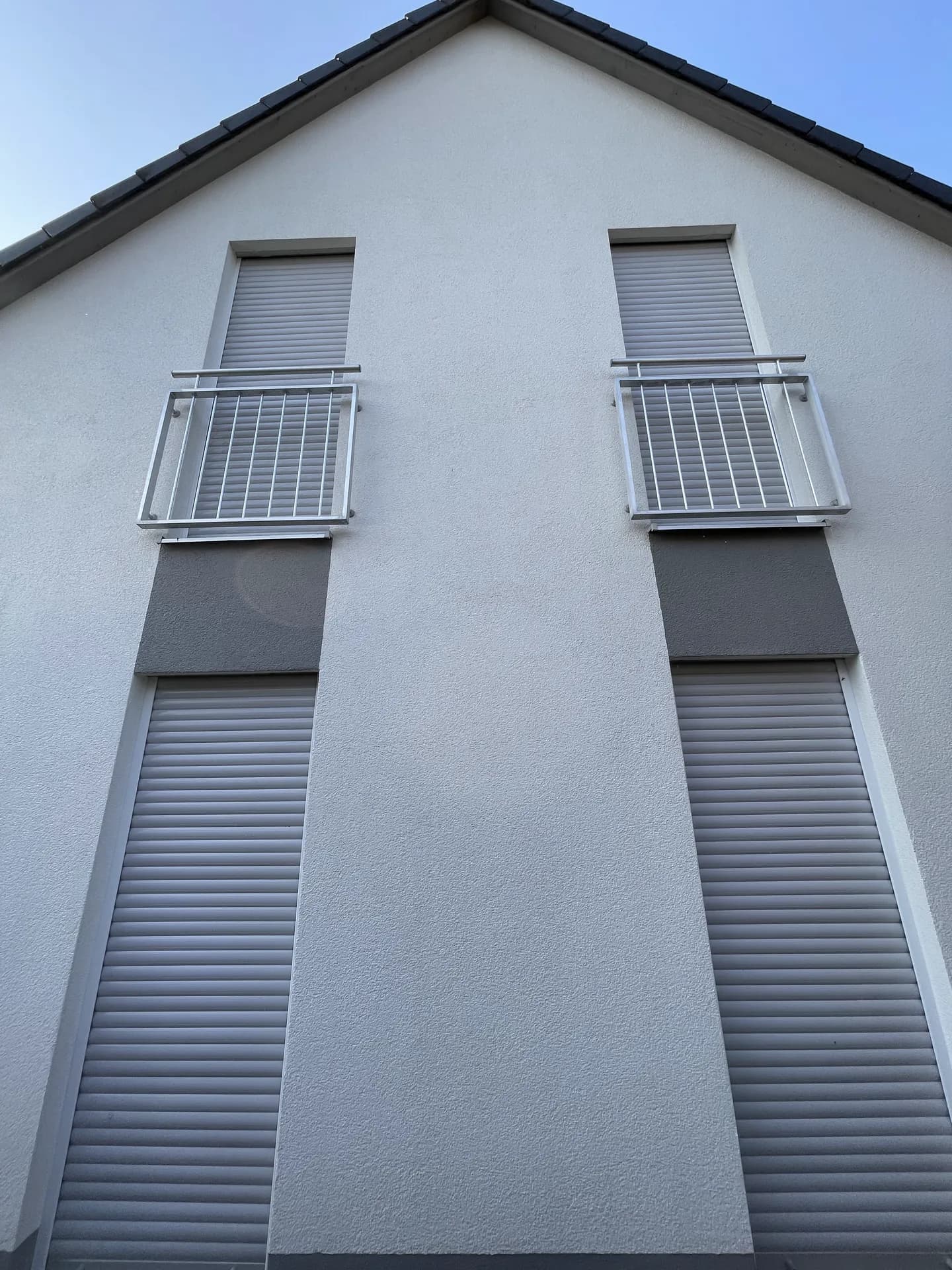 Gereinigter Giebel unter blauem Himmel