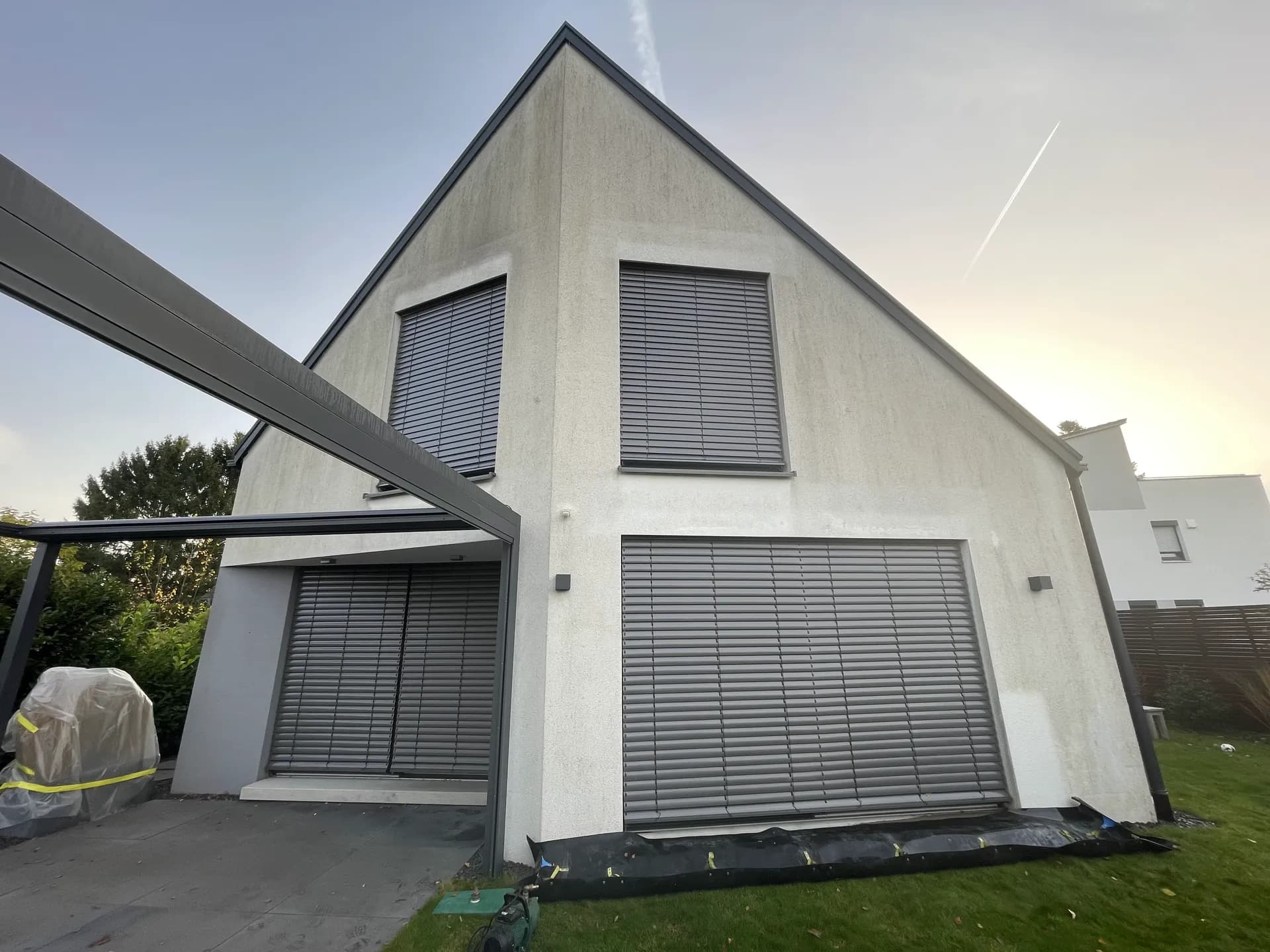 Modernes Haus mit verschmutztem Giebel