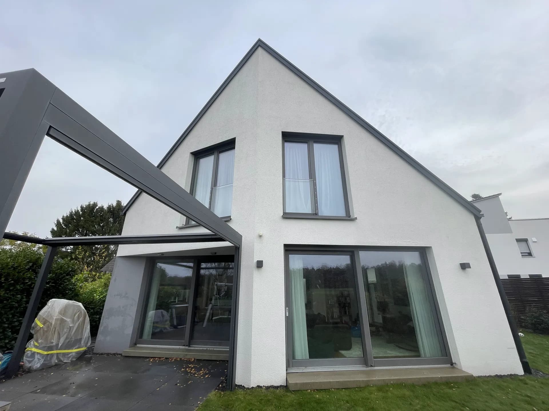 Dasselbe Haus nach der Fassadenreinigung