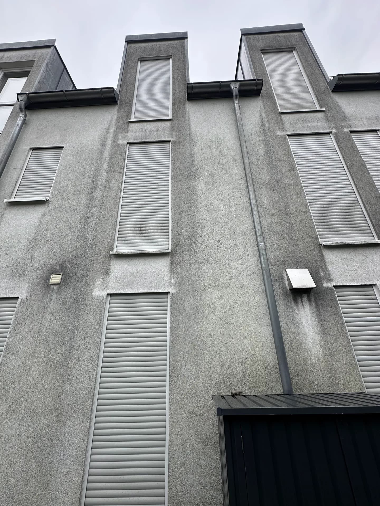 Stark verschmutzte Faserzementfassade