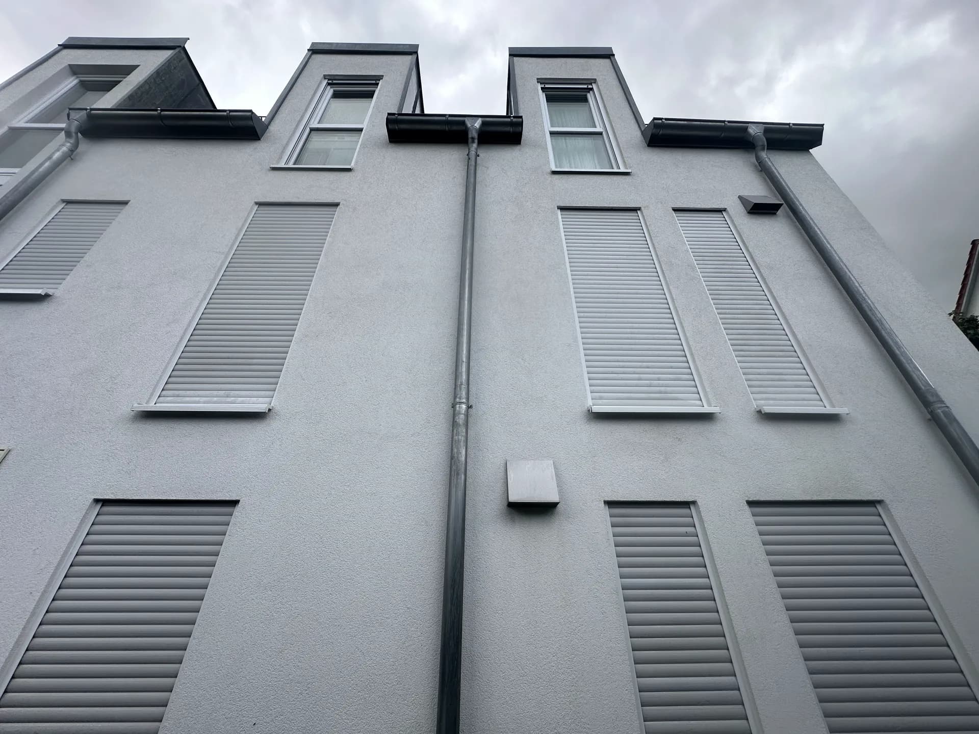 Gereinigte Faserzementfassade mit Gauben