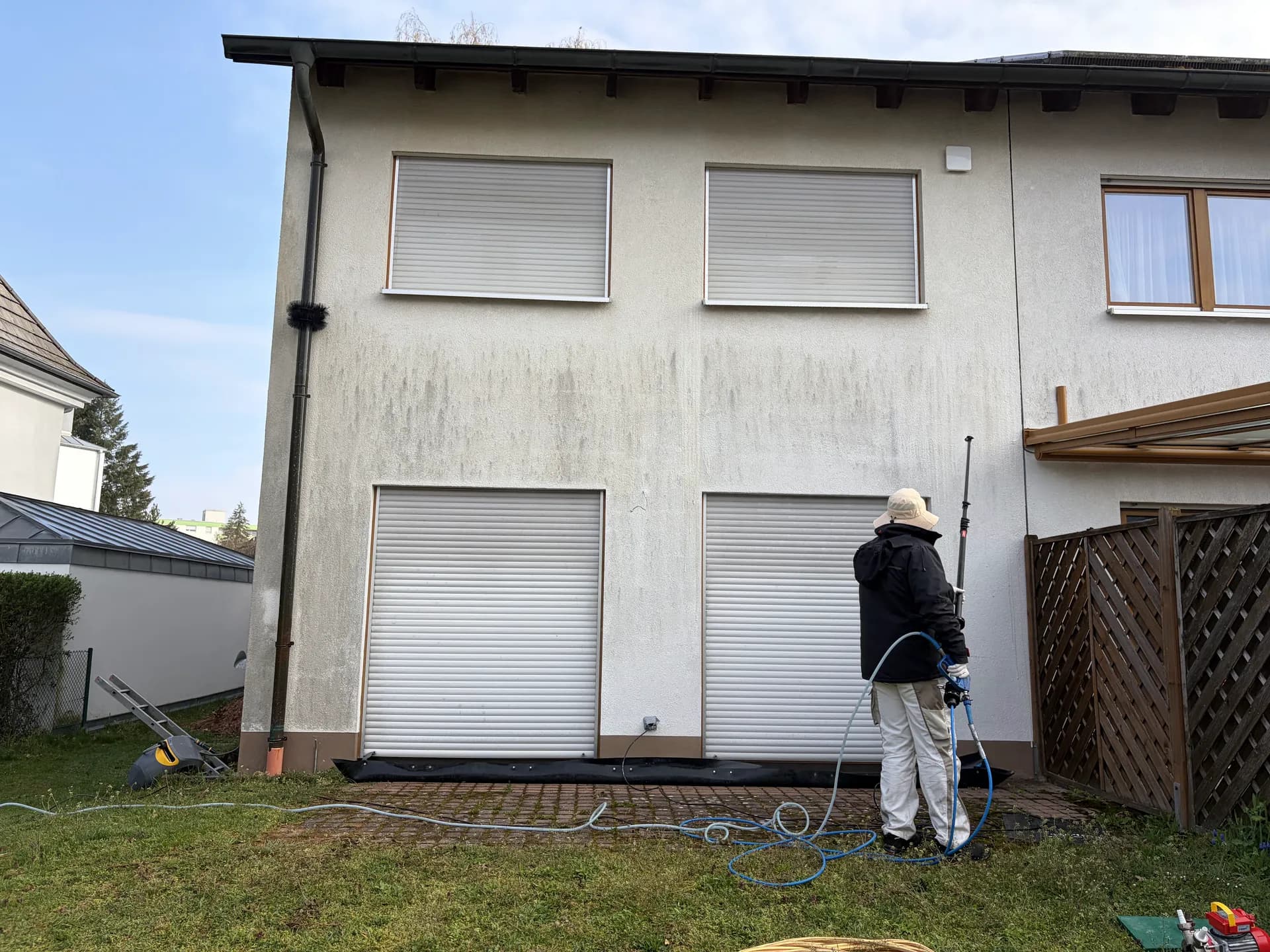 Mitarbeiter mit Teleskoplanze vor einem Doppelhaus