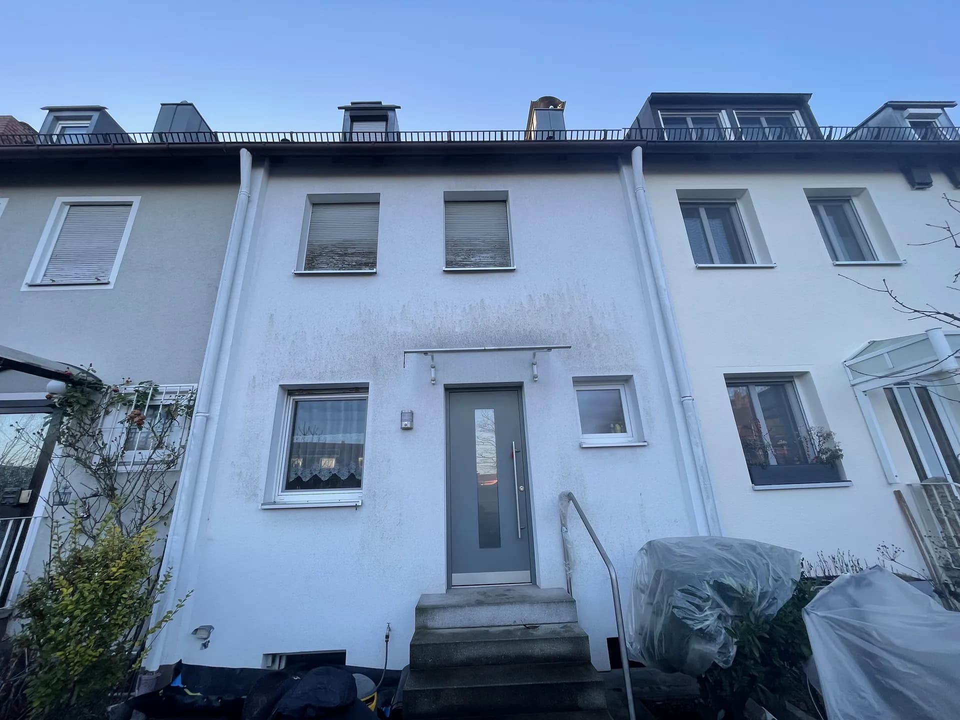 Verschmutzte Reihenhausfront