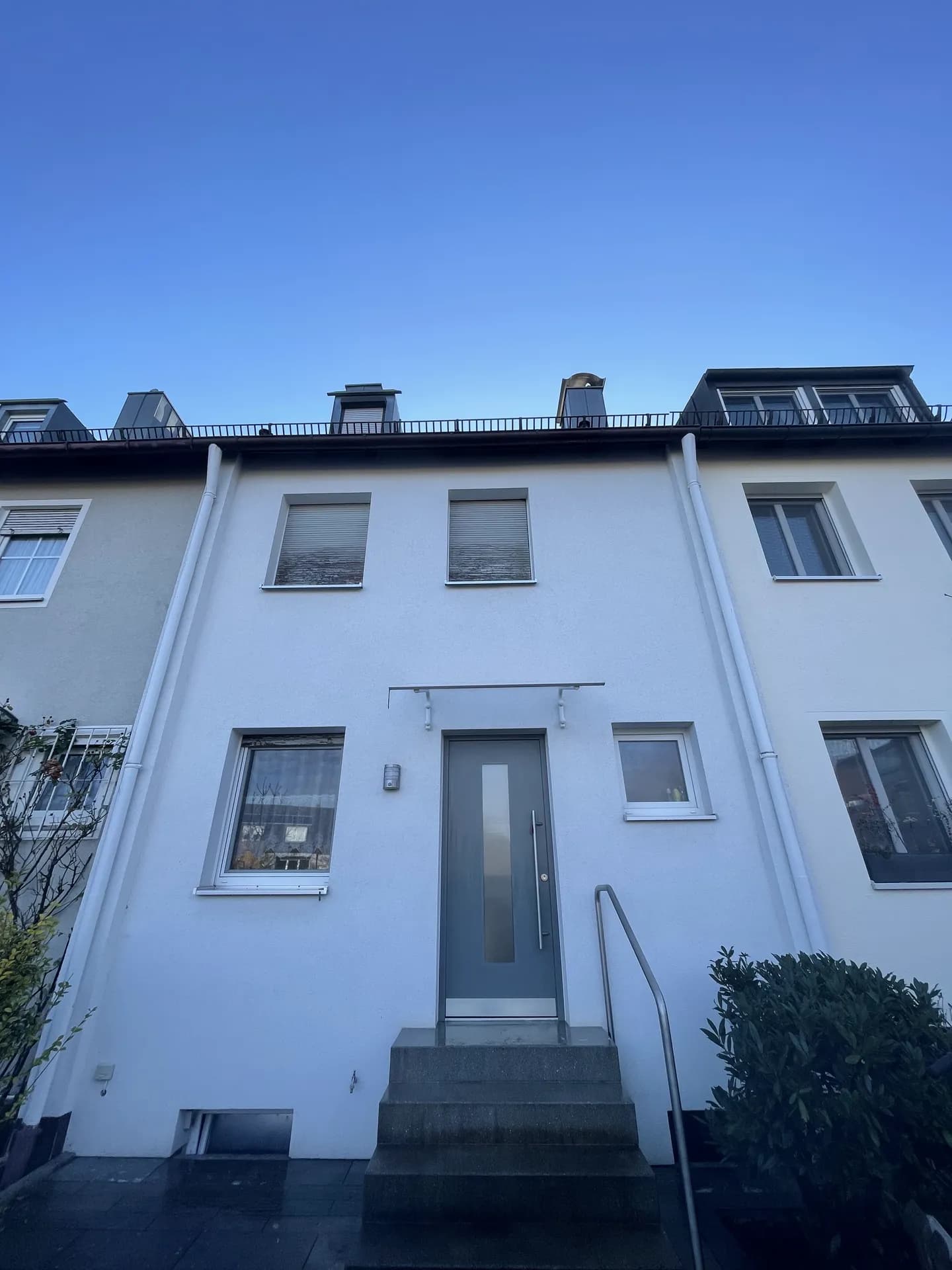 Gereinigte Reihenhausfront bei Sonnenschein