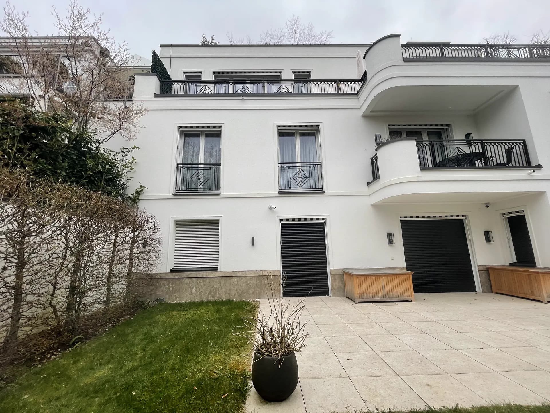 Moderne Stadtvilla mit großen Glasflächen – Glasreinigung
