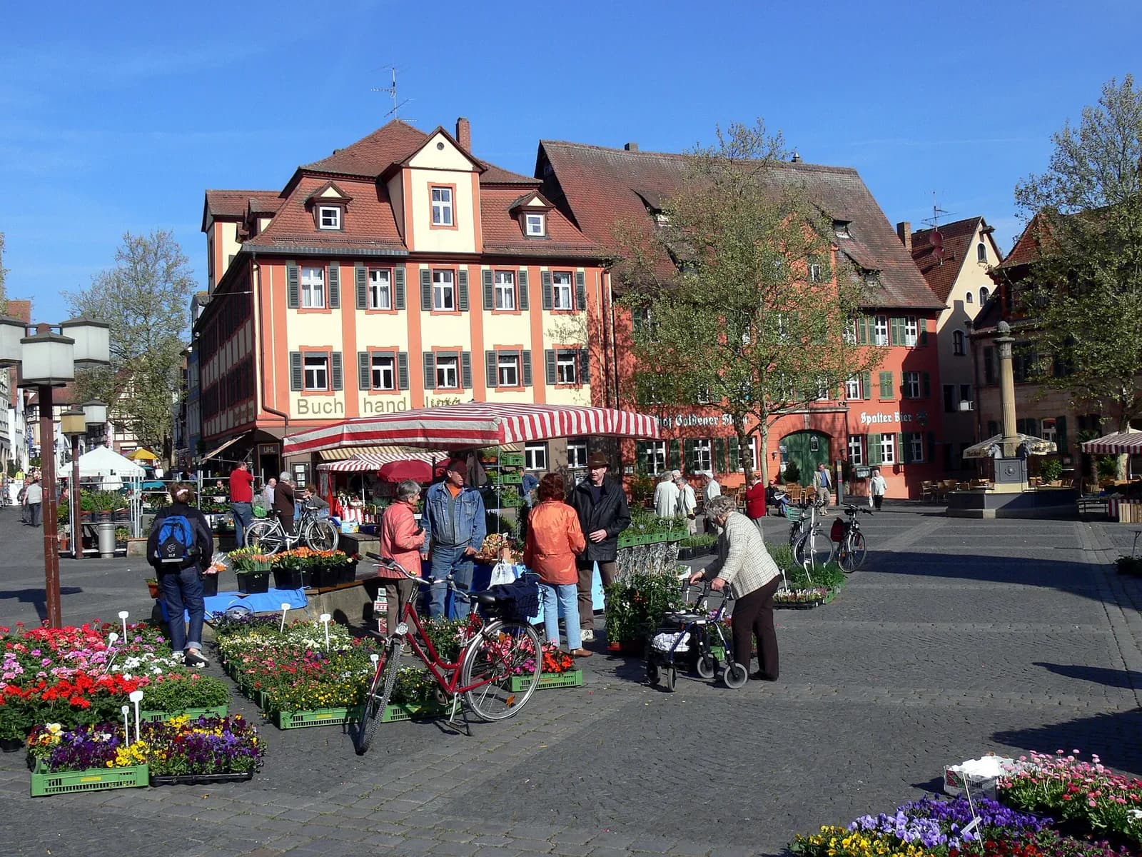 Marktplatz von Schwabach mit historischen Bürgerhäusern
