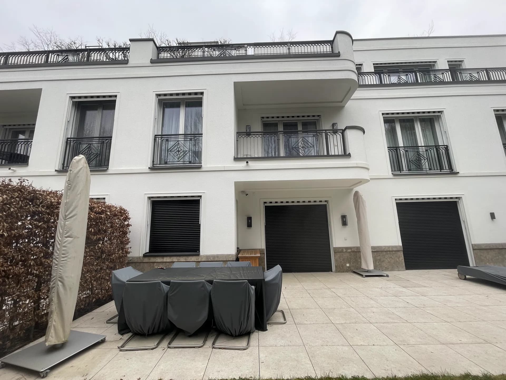 Gereinigte Terrasse mit Natursteinbelag an einem Wohnhaus