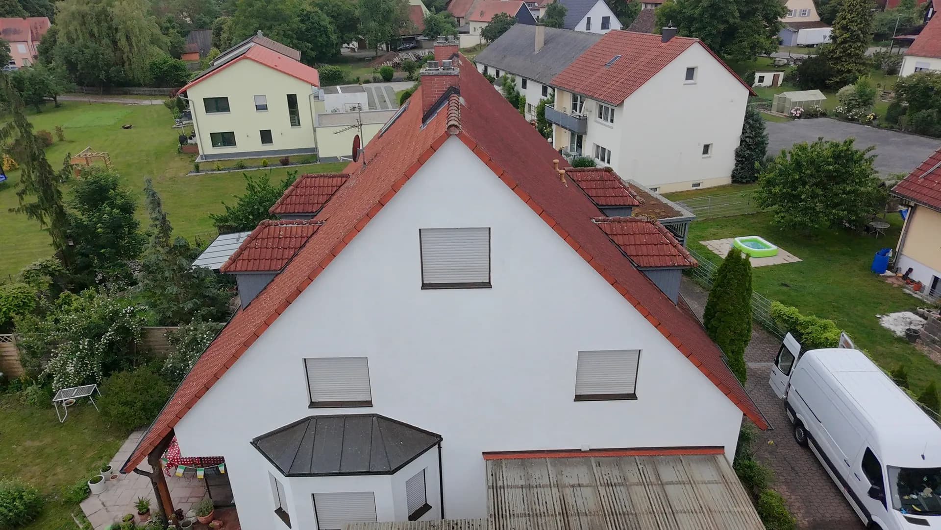 Dach- und Dachrinnenreinigung an einem Wohnhaus – Imnova Gebäudeservice, tätig auch in Feucht