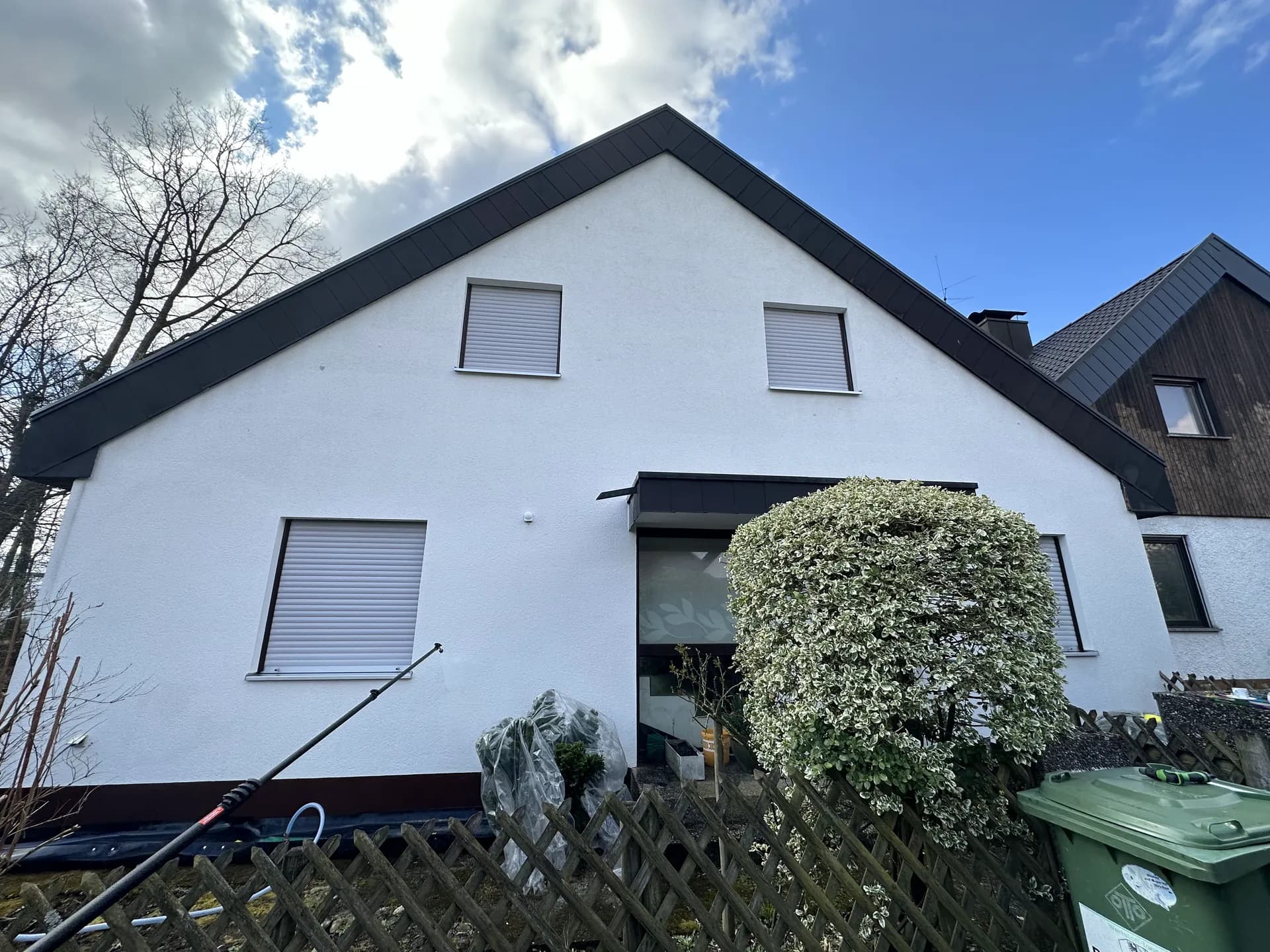 Frisch gereinigte Putzfassade eines Einfamilienhauses – Imnova Gebäudeservice, tätig auch in Stein