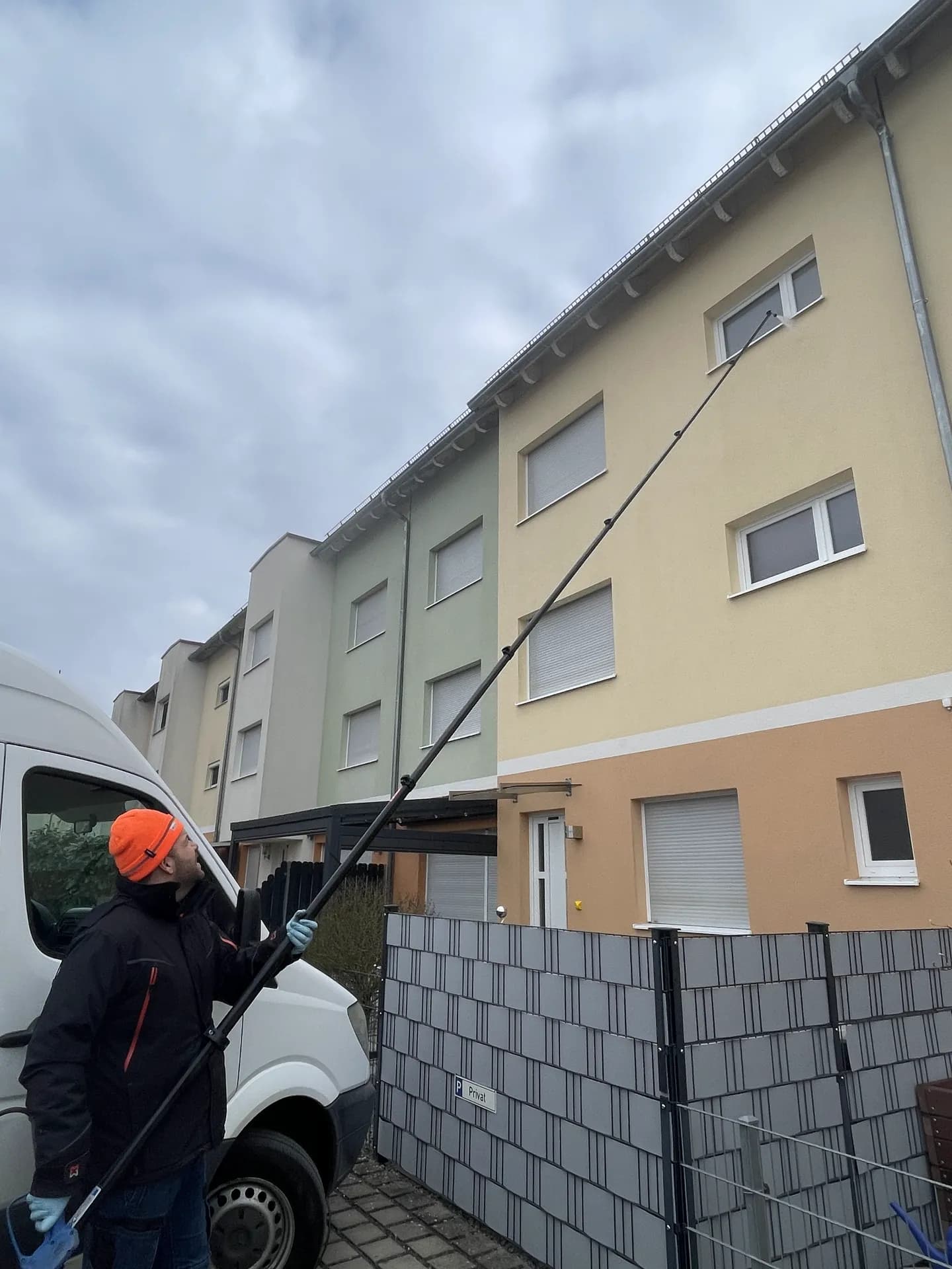 Imnova-Mitarbeiter bei der Fassadenreinigung an einer Wohnanlage