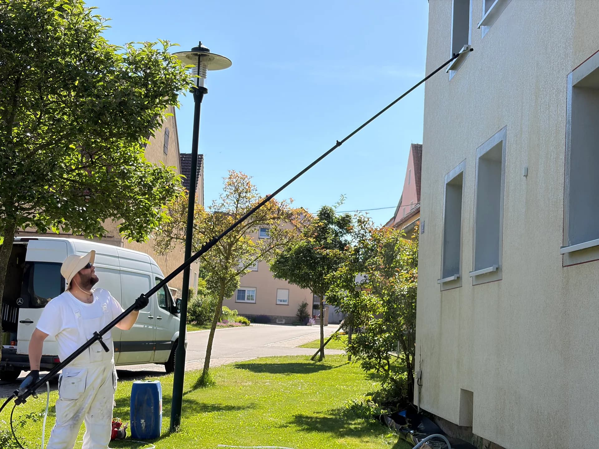 Fassadenreinigung an einer sonnigen Dorfstraße – Einsatzgebiet Schwabach