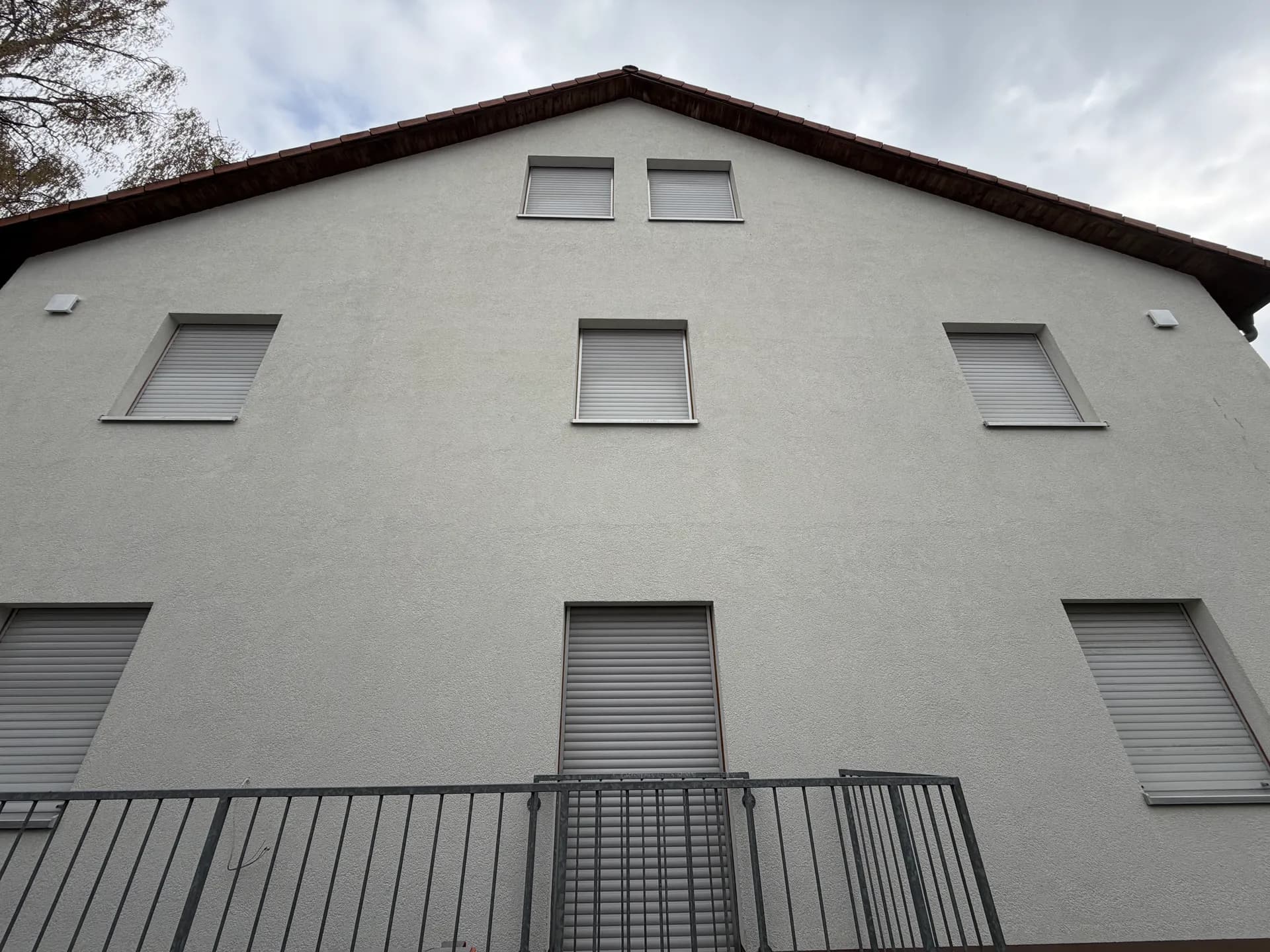 Gereinigter Wohnhausgiebel über dem Balkongeländer