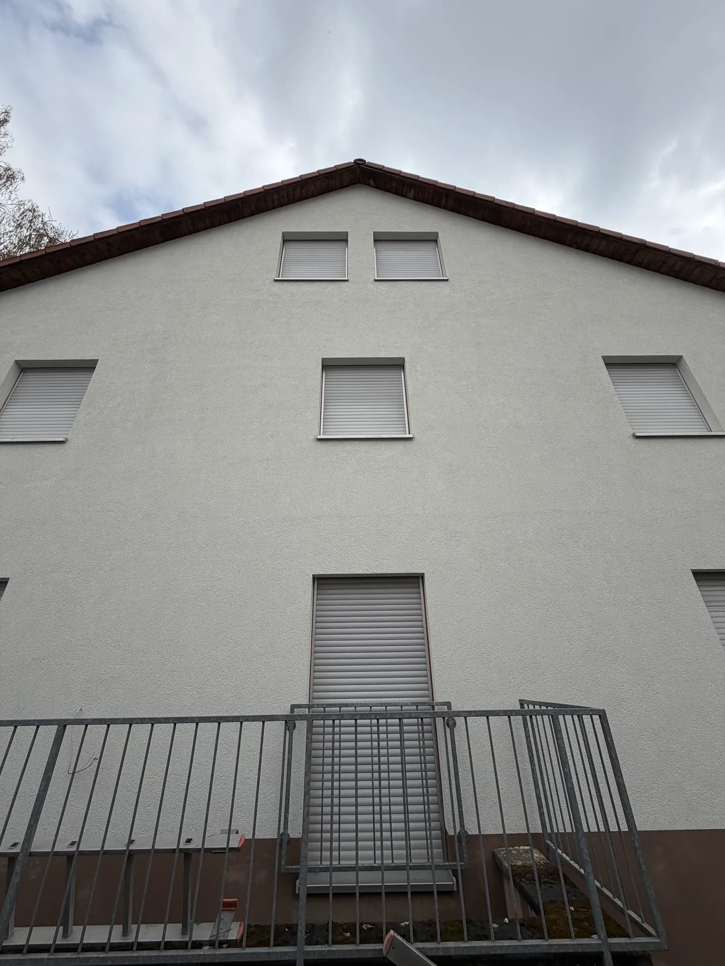 Gereinigter Hausgiebel mit Balkon – Einsatzgebiet Nürnberg
